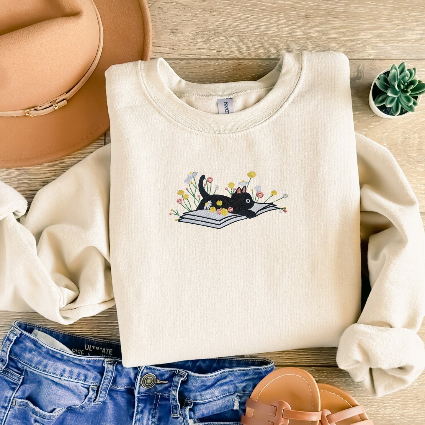 Embroidered Cat on Book Sweatshirt Sweater Cute Comfy Pullover Present Unisex Hoodie Embroidered Custom Crewneck Sweatshirt for Women