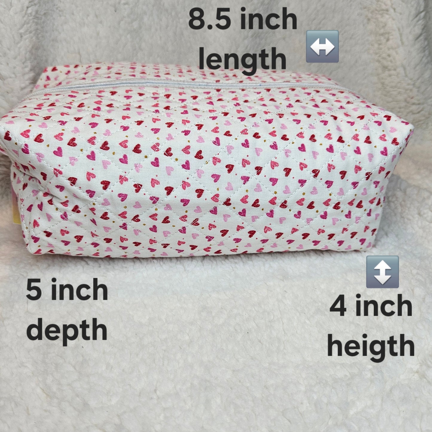 Boxy bag with heart pattern on a neutral background, showing dimensions.